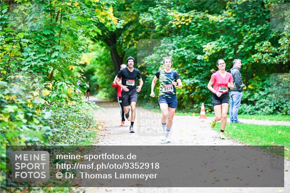 12.10.2025 - Bramfelder Halbmarathon 2025 Dr. Thomas Lammeyer http://msf.ph/oto/9352918 12.10.2025 10:45:18 Laufen 2087, 2876, 2086 meine-sportfotos.de