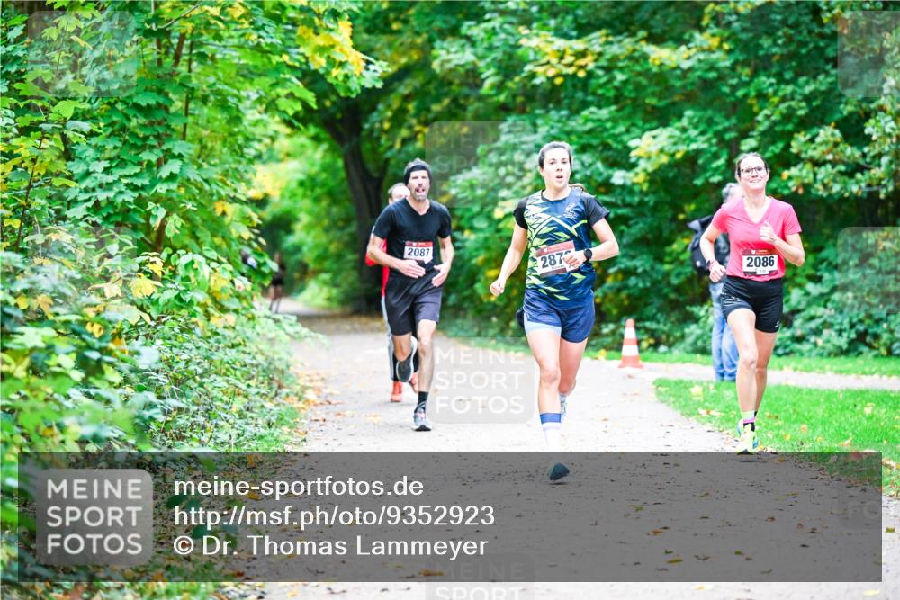 12.10.2025 - Bramfelder Halbmarathon 2025 Dr. Thomas Lammeyer http://msf.ph/oto/9352923 12.10.2025 10:45:19 Laufen 2087, 2872, 2086 meine-sportfotos.de