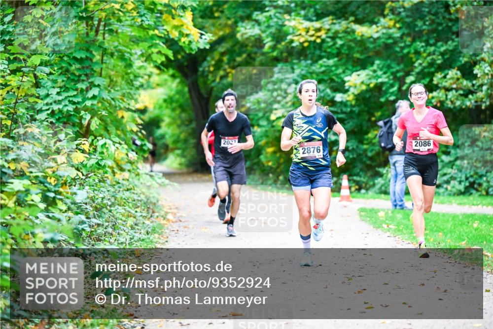 12.10.2025 - Bramfelder Halbmarathon 2025 Dr. Thomas Lammeyer http://msf.ph/oto/9352924 12.10.2025 10:45:19 Laufen 90, 2027, 2876, 2086 meine-sportfotos.de