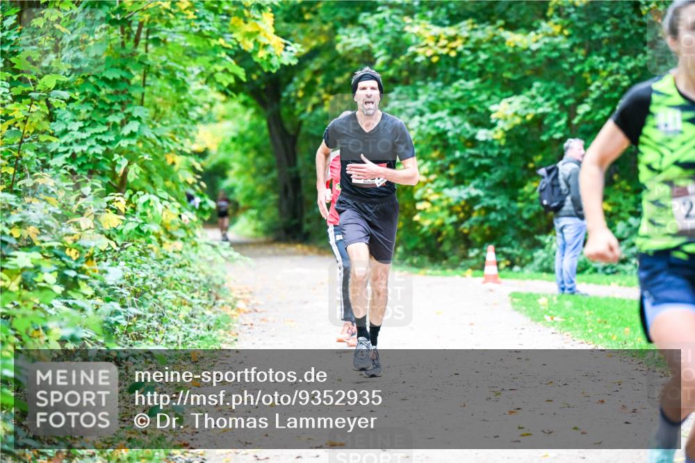 12.10.2025 - Bramfelder Halbmarathon 2025 Dr. Thomas Lammeyer http://msf.ph/oto/9352935 12.10.2025 10:45:20 Laufen 2 meine-sportfotos.de