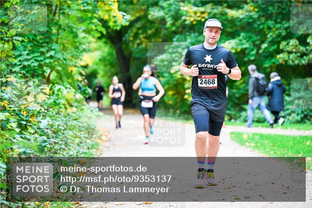 12.10.2025 - Bramfelder Halbmarathon 2025 Dr. Thomas Lammeyer http://msf.ph/oto/9353137 12.10.2025 10:45:59 Laufen 2468 meine-sportfotos.de