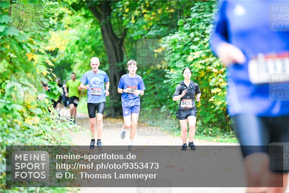 12.10.2025 - Bramfelder Halbmarathon 2025 Dr. Thomas Lammeyer http://msf.ph/oto/9353473 12.10.2025 10:47:05 Laufen 2548, 23, 2425 meine-sportfotos.de