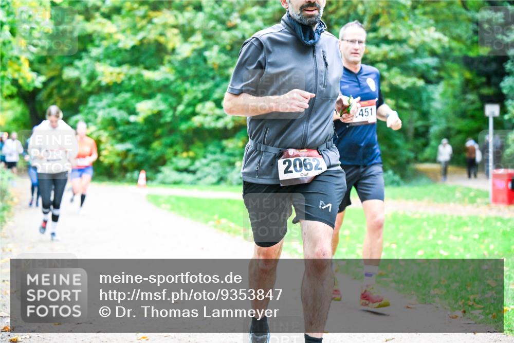 12.10.2025 - Bramfelder Halbmarathon 2025 Dr. Thomas Lammeyer http://msf.ph/oto/9353847 12.10.2025 10:48:24 Laufen 2062, 451 meine-sportfotos.de