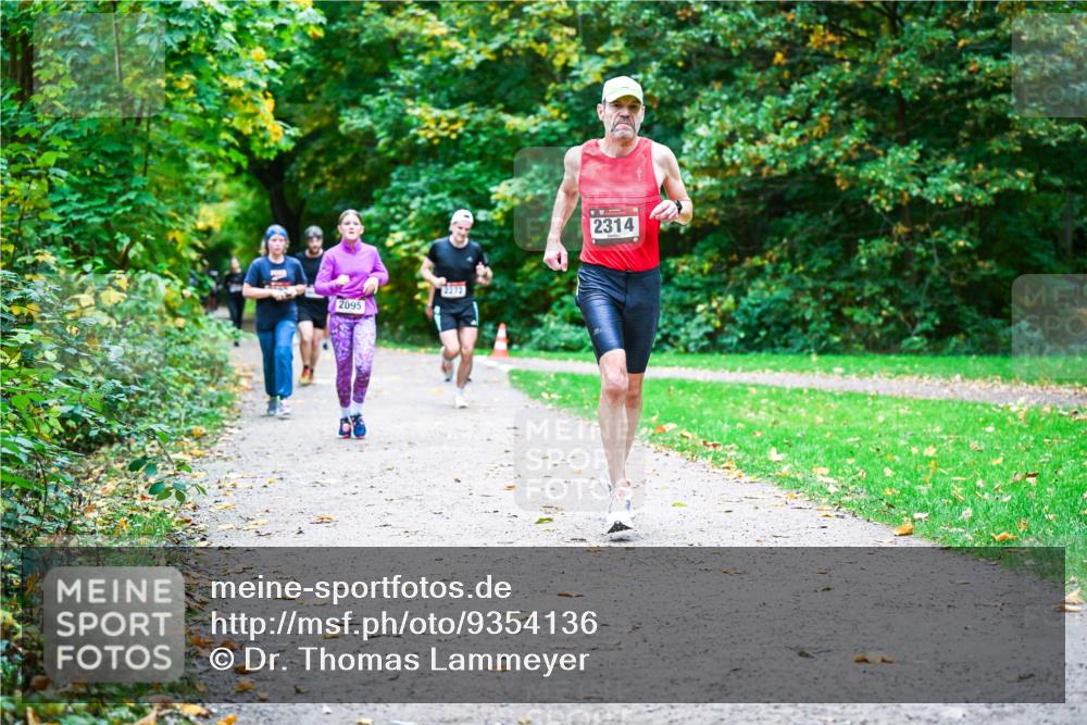 12.10.2025 - Bramfelder Halbmarathon 2025 Dr. Thomas Lammeyer http://msf.ph/oto/9354136 12.10.2025 10:49:19 Laufen 2095, 2272, 2314 meine-sportfotos.de