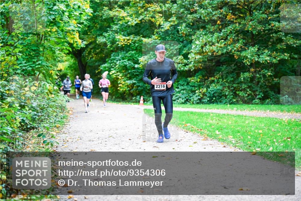 12.10.2025 - Bramfelder Halbmarathon 2025 Dr. Thomas Lammeyer http://msf.ph/oto/9354306 12.10.2025 10:49:50 Laufen 2316 meine-sportfotos.de