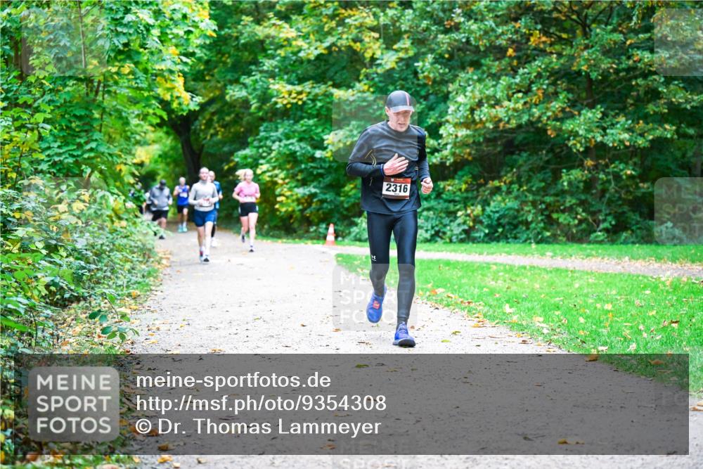 12.10.2025 - Bramfelder Halbmarathon 2025 Dr. Thomas Lammeyer http://msf.ph/oto/9354308 12.10.2025 10:49:51 Laufen 2316 meine-sportfotos.de