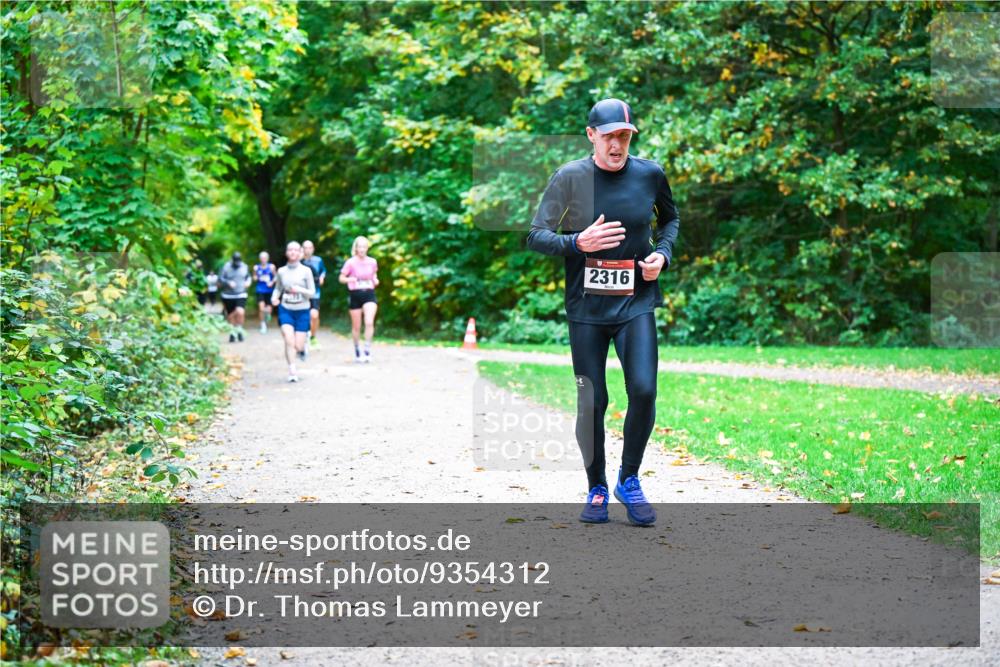 12.10.2025 - Bramfelder Halbmarathon 2025 Dr. Thomas Lammeyer http://msf.ph/oto/9354312 12.10.2025 10:49:51 Laufen 2316 meine-sportfotos.de