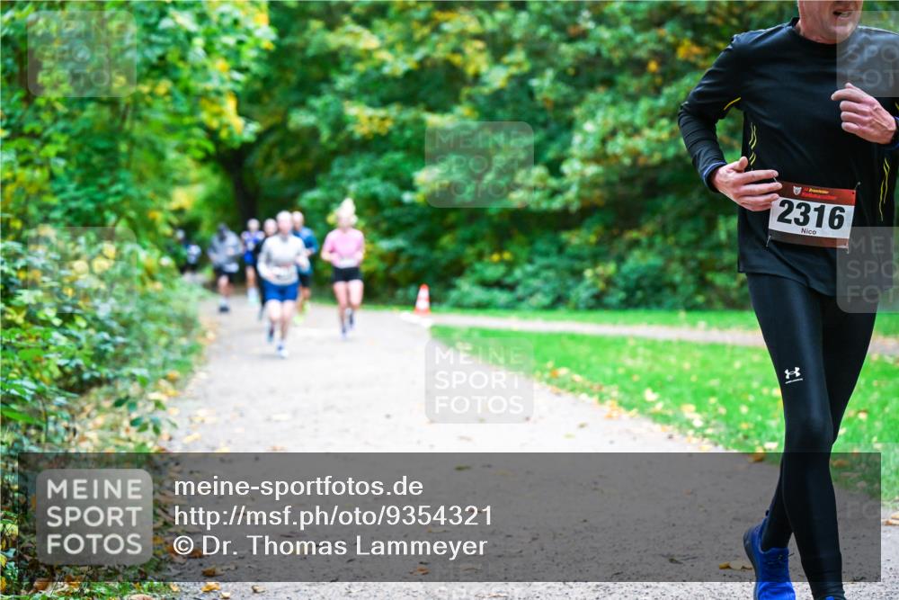 12.10.2025 - Bramfelder Halbmarathon 2025 Dr. Thomas Lammeyer http://msf.ph/oto/9354321 12.10.2025 10:49:52 Laufen 2316 meine-sportfotos.de