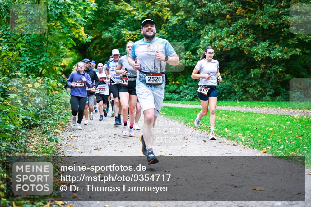 12.10.2025 - Bramfelder Halbmarathon 2025 Dr. Thomas Lammeyer http://msf.ph/oto/9354717 12.10.2025 10:51:13 Laufen 2076, 92, 2540, 05, 11, 20, 2219, 2526, 2813 meine-sportfotos.de