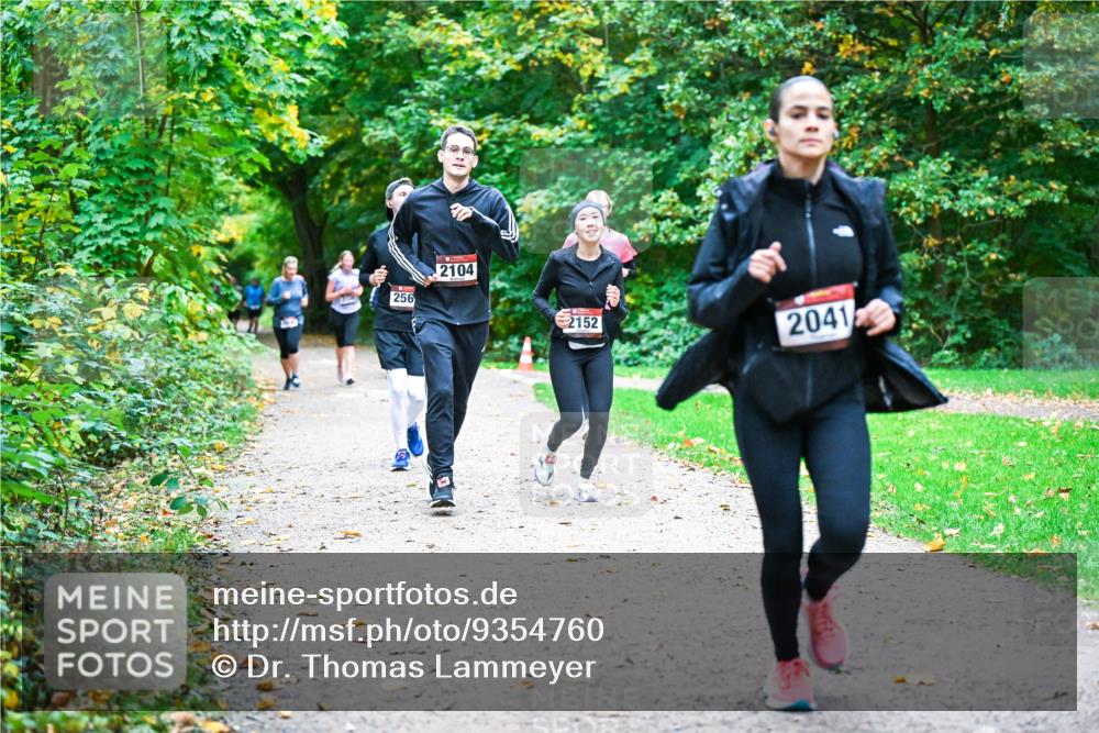 12.10.2025 - Bramfelder Halbmarathon 2025 Dr. Thomas Lammeyer http://msf.ph/oto/9354760 12.10.2025 10:51:20 Laufen 710, 256, 2104, 2152, 2041 meine-sportfotos.de