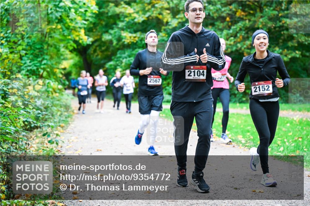 12.10.2025 - Bramfelder Halbmarathon 2025 Dr. Thomas Lammeyer http://msf.ph/oto/9354772 12.10.2025 10:51:22 Laufen 2567, 2104, 2152 meine-sportfotos.de