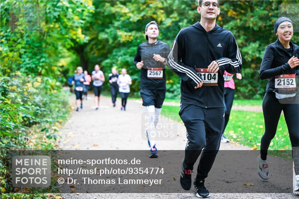 12.10.2025 - Bramfelder Halbmarathon 2025 Dr. Thomas Lammeyer http://msf.ph/oto/9354774 12.10.2025 10:51:22 Laufen 2567, 104, 2152 meine-sportfotos.de