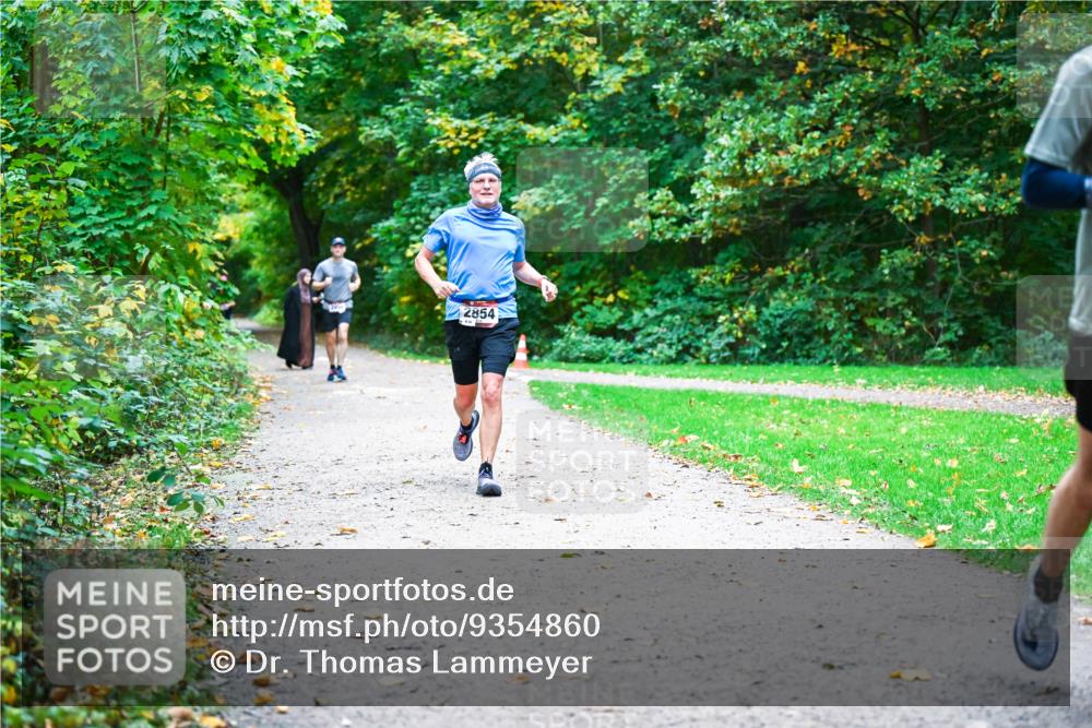 12.10.2025 - Bramfelder Halbmarathon 2025 Dr. Thomas Lammeyer http://msf.ph/oto/9354860 12.10.2025 10:51:38 Laufen 2854 meine-sportfotos.de