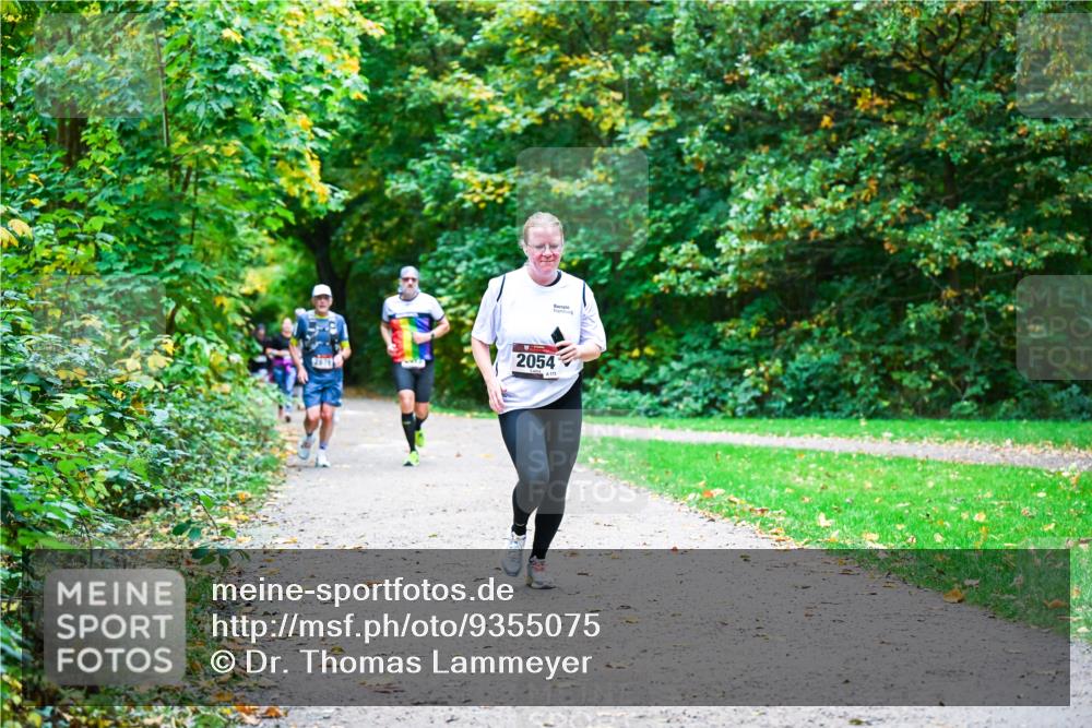 12.10.2025 - Bramfelder Halbmarathon 2025 Dr. Thomas Lammeyer http://msf.ph/oto/9355075 12.10.2025 10:52:36 Laufen 2054 meine-sportfotos.de
