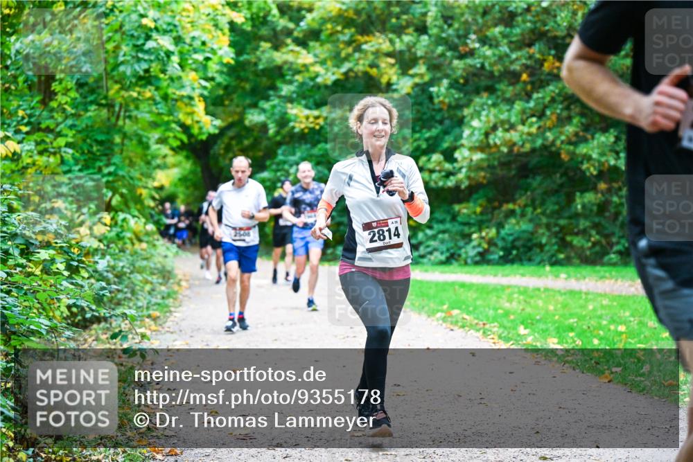 12.10.2025 - Bramfelder Halbmarathon 2025 Dr. Thomas Lammeyer http://msf.ph/oto/9355178 12.10.2025 10:52:55 Laufen 2508, 56, 2814 meine-sportfotos.de