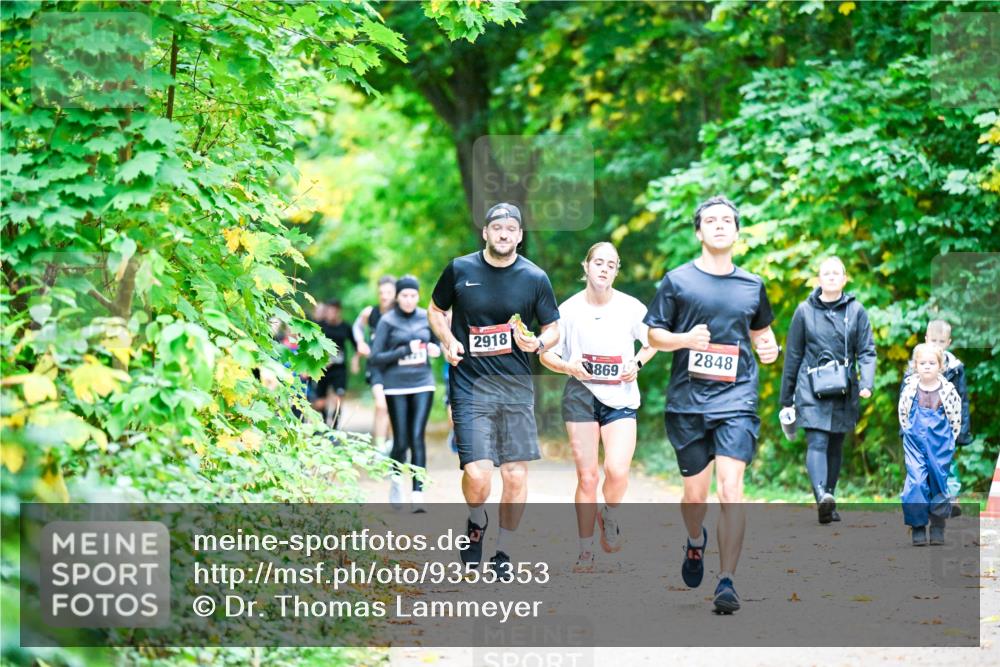 12.10.2025 - Bramfelder Halbmarathon 2025 Dr. Thomas Lammeyer http://msf.ph/oto/9355353 12.10.2025 10:53:32 Laufen 2918, 869, 2848 meine-sportfotos.de