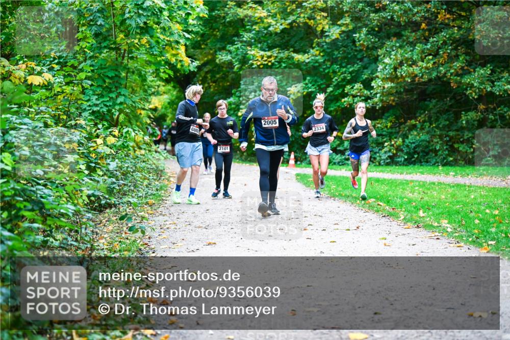 12.10.2025 - Bramfelder Halbmarathon 2025 Dr. Thomas Lammeyer http://msf.ph/oto/9356039 12.10.2025 10:55:39 Laufen 2101, 2005, 2334 meine-sportfotos.de