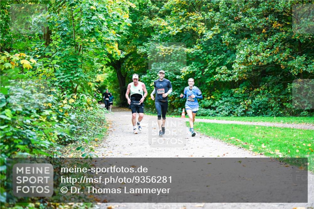 12.10.2025 - Bramfelder Halbmarathon 2025 Dr. Thomas Lammeyer http://msf.ph/oto/9356281 12.10.2025 10:56:36 Laufen 2323, 2324 meine-sportfotos.de
