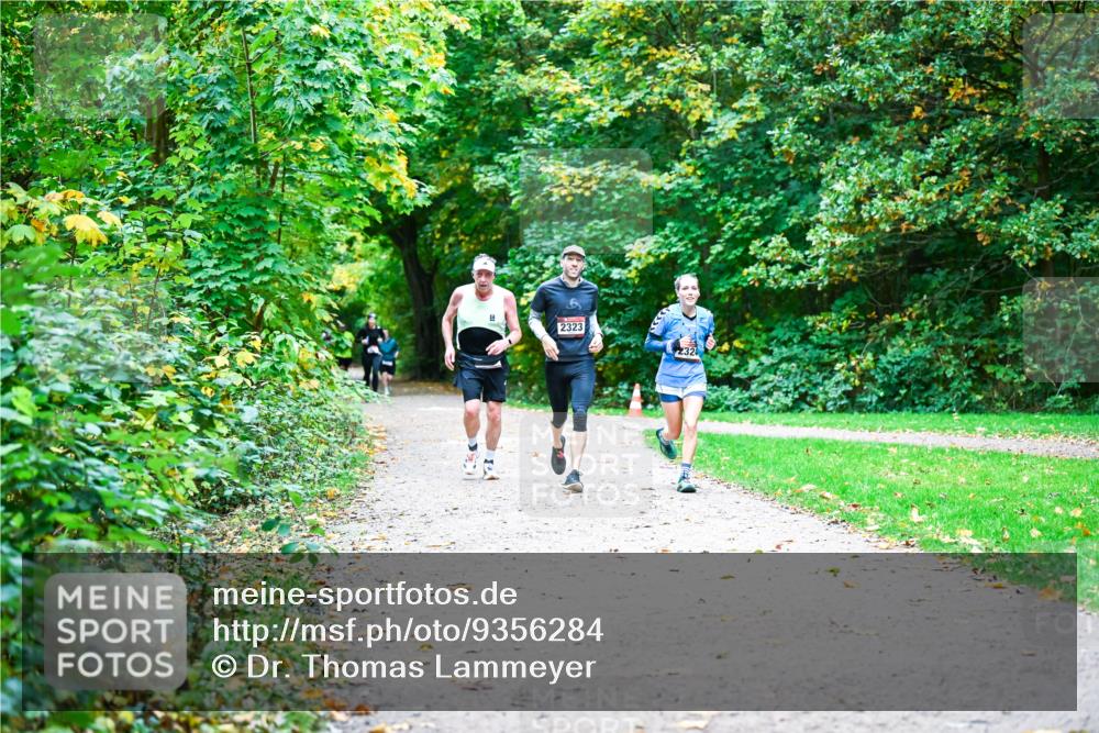 12.10.2025 - Bramfelder Halbmarathon 2025 Dr. Thomas Lammeyer http://msf.ph/oto/9356284 12.10.2025 10:56:36 Laufen 2323 meine-sportfotos.de