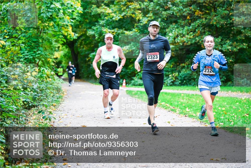 12.10.2025 - Bramfelder Halbmarathon 2025 Dr. Thomas Lammeyer http://msf.ph/oto/9356303 12.10.2025 10:56:39 Laufen 2323, 2324 meine-sportfotos.de