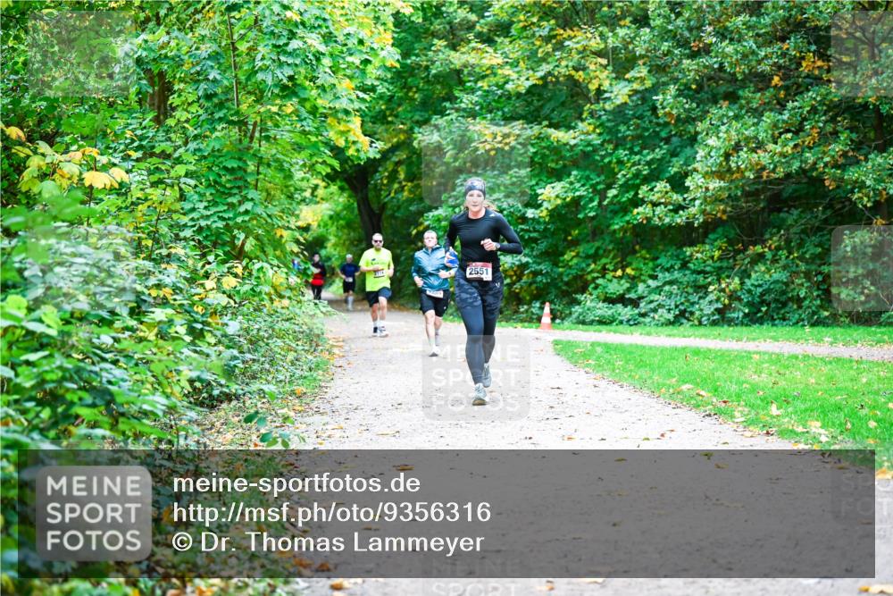 12.10.2025 - Bramfelder Halbmarathon 2025 Dr. Thomas Lammeyer http://msf.ph/oto/9356316 12.10.2025 10:56:47 Laufen 2551 meine-sportfotos.de