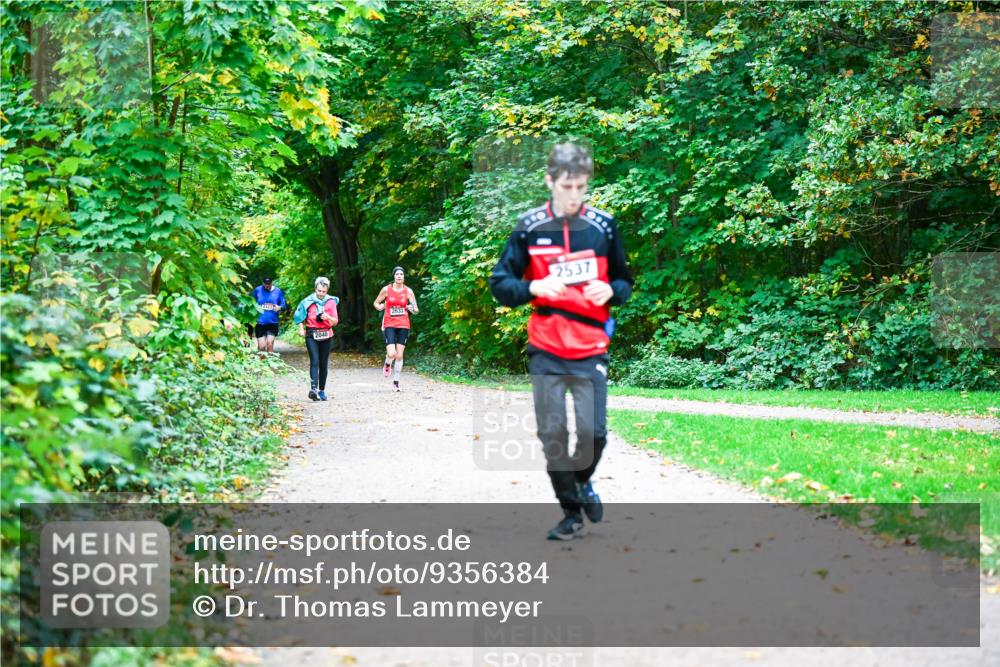 12.10.2025 - Bramfelder Halbmarathon 2025 Dr. Thomas Lammeyer http://msf.ph/oto/9356384 12.10.2025 10:57:00 Laufen 2421, 2040, 2633, 2537 meine-sportfotos.de