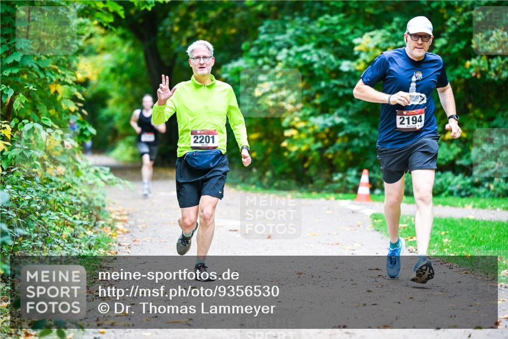 12.10.2025 - Bramfelder Halbmarathon 2025 Dr. Thomas Lammeyer http://msf.ph/oto/9356530 12.10.2025 10:57:44 Laufen 2201, 2194, 12 meine-sportfotos.de