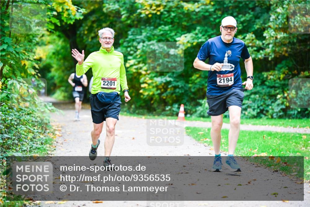 12.10.2025 - Bramfelder Halbmarathon 2025 Dr. Thomas Lammeyer http://msf.ph/oto/9356535 12.10.2025 10:57:45 Laufen 2201, 2194 meine-sportfotos.de