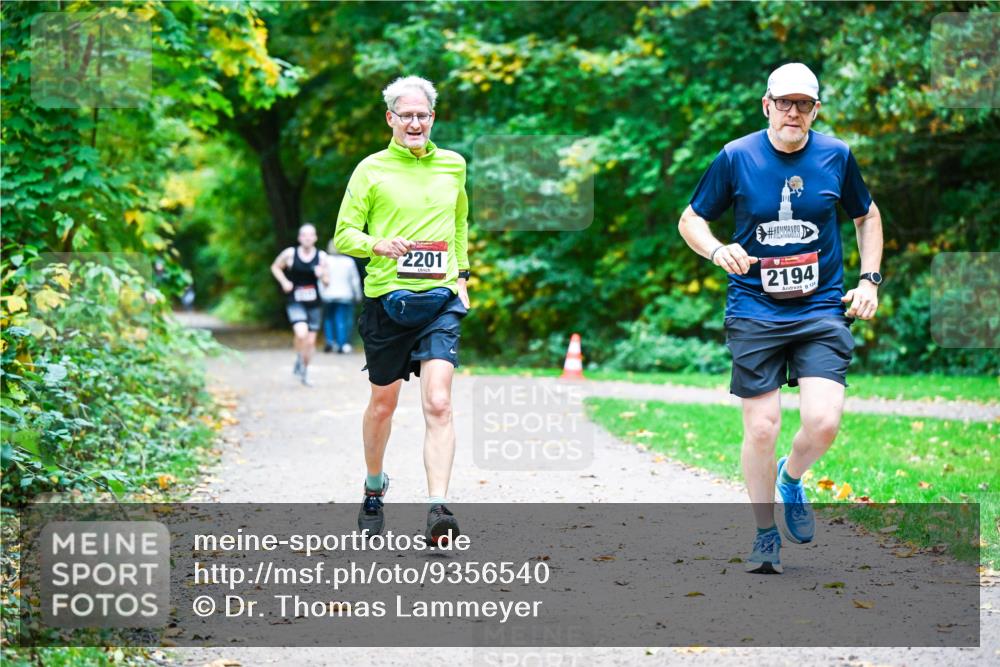 12.10.2025 - Bramfelder Halbmarathon 2025 Dr. Thomas Lammeyer http://msf.ph/oto/9356540 12.10.2025 10:57:45 Laufen 2201, 2194, 124 meine-sportfotos.de