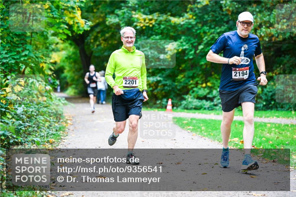 12.10.2025 - Bramfelder Halbmarathon 2025 Dr. Thomas Lammeyer http://msf.ph/oto/9356541 12.10.2025 10:57:45 Laufen 2201, 2194, 124 meine-sportfotos.de