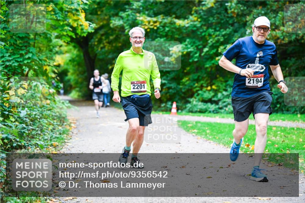 12.10.2025 - Bramfelder Halbmarathon 2025 Dr. Thomas Lammeyer http://msf.ph/oto/9356542 12.10.2025 10:57:46 Laufen 2194, 2201 meine-sportfotos.de