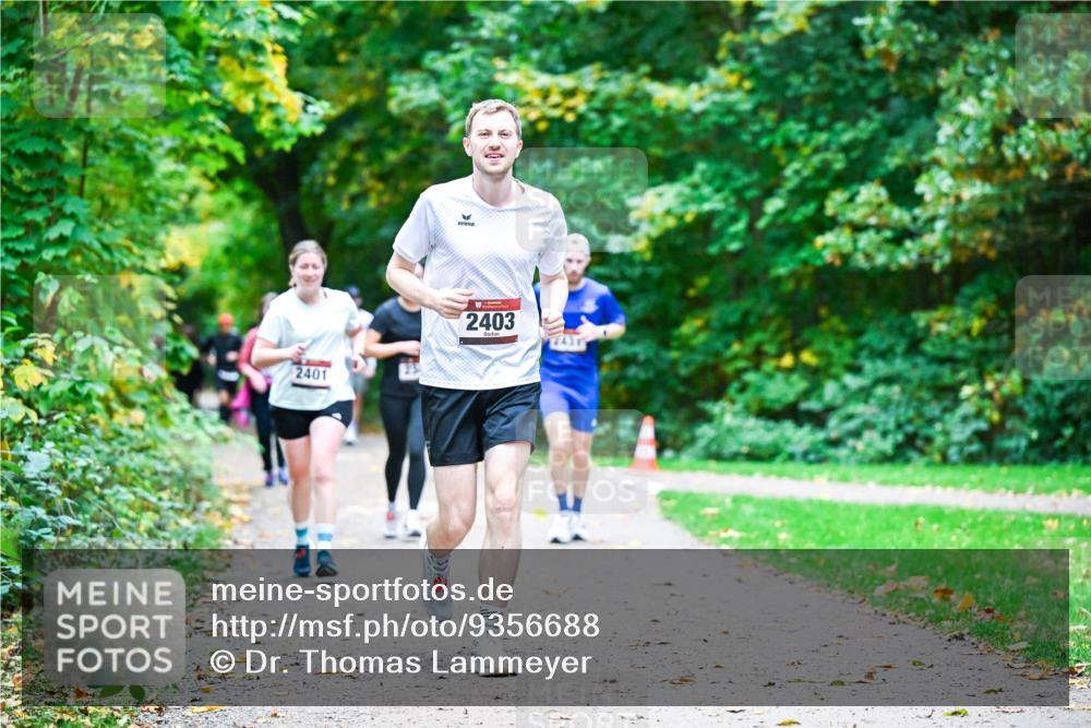 12.10.2025 - Bramfelder Halbmarathon 2025 Dr. Thomas Lammeyer http://msf.ph/oto/9356688 12.10.2025 10:58:29 Laufen 2401, 2403 meine-sportfotos.de