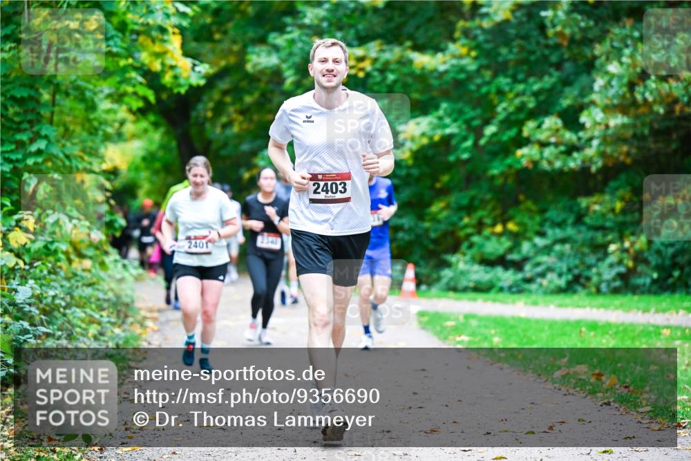 12.10.2025 - Bramfelder Halbmarathon 2025 Dr. Thomas Lammeyer http://msf.ph/oto/9356690 12.10.2025 10:58:30 Laufen 2401, 2341, 2403 meine-sportfotos.de
