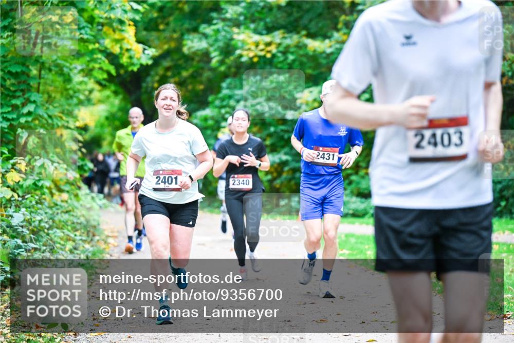 12.10.2025 - Bramfelder Halbmarathon 2025 Dr. Thomas Lammeyer http://msf.ph/oto/9356700 12.10.2025 10:58:31 Laufen 2401, 2340, 2403, 2431 meine-sportfotos.de