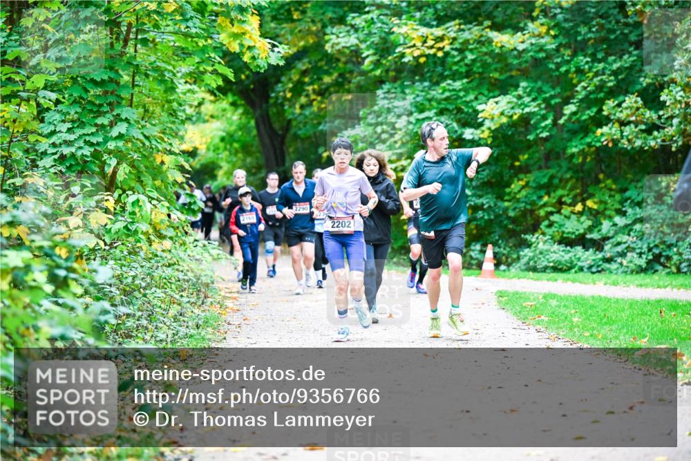 12.10.2025 - Bramfelder Halbmarathon 2025 Dr. Thomas Lammeyer http://msf.ph/oto/9356766 12.10.2025 10:58:44 Laufen 2169, 2290, 2202 meine-sportfotos.de