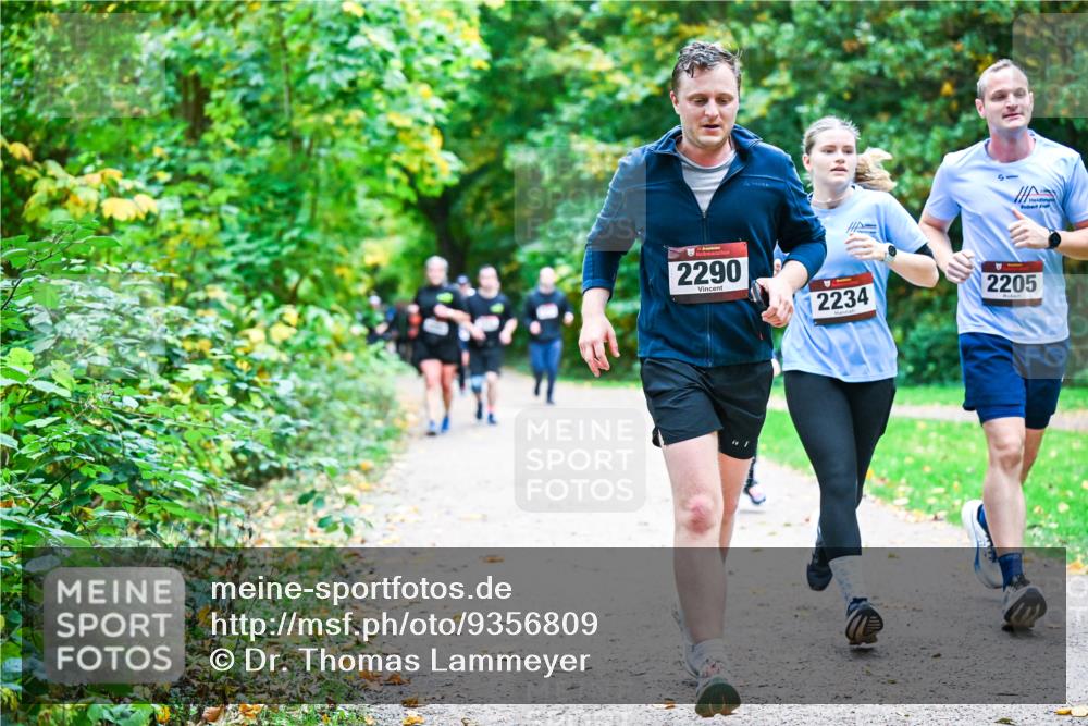 12.10.2025 - Bramfelder Halbmarathon 2025 Dr. Thomas Lammeyer http://msf.ph/oto/9356809 12.10.2025 10:58:51 Laufen 2290, 2234, 2205 meine-sportfotos.de