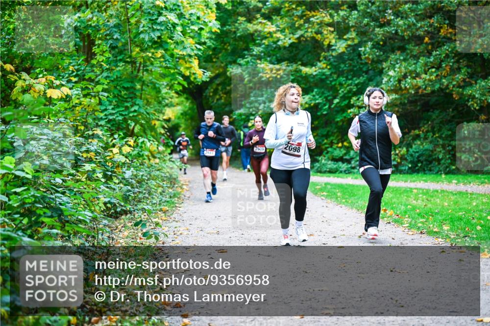 12.10.2025 - Bramfelder Halbmarathon 2025 Dr. Thomas Lammeyer http://msf.ph/oto/9356958 12.10.2025 10:59:21 Laufen 2181, 2909, 2098 meine-sportfotos.de