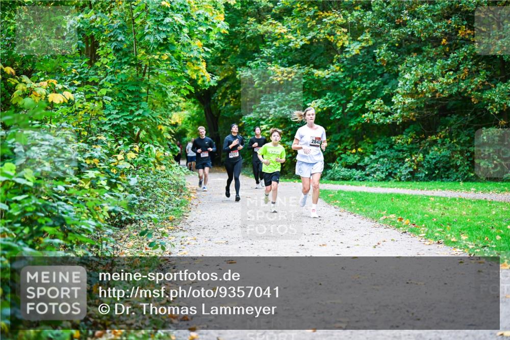 12.10.2025 - Bramfelder Halbmarathon 2025 Dr. Thomas Lammeyer http://msf.ph/oto/9357041 12.10.2025 10:59:35 Laufen 23, 2817, 2227, 2842 meine-sportfotos.de