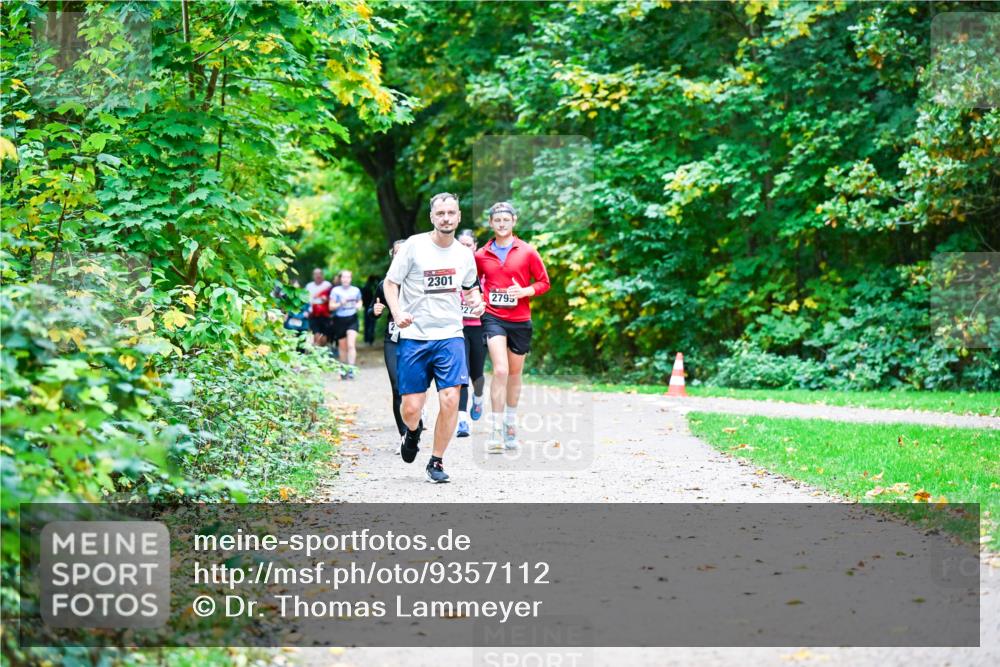 12.10.2025 - Bramfelder Halbmarathon 2025 Dr. Thomas Lammeyer http://msf.ph/oto/9357112 12.10.2025 10:59:48 Laufen 2301, 2795 meine-sportfotos.de