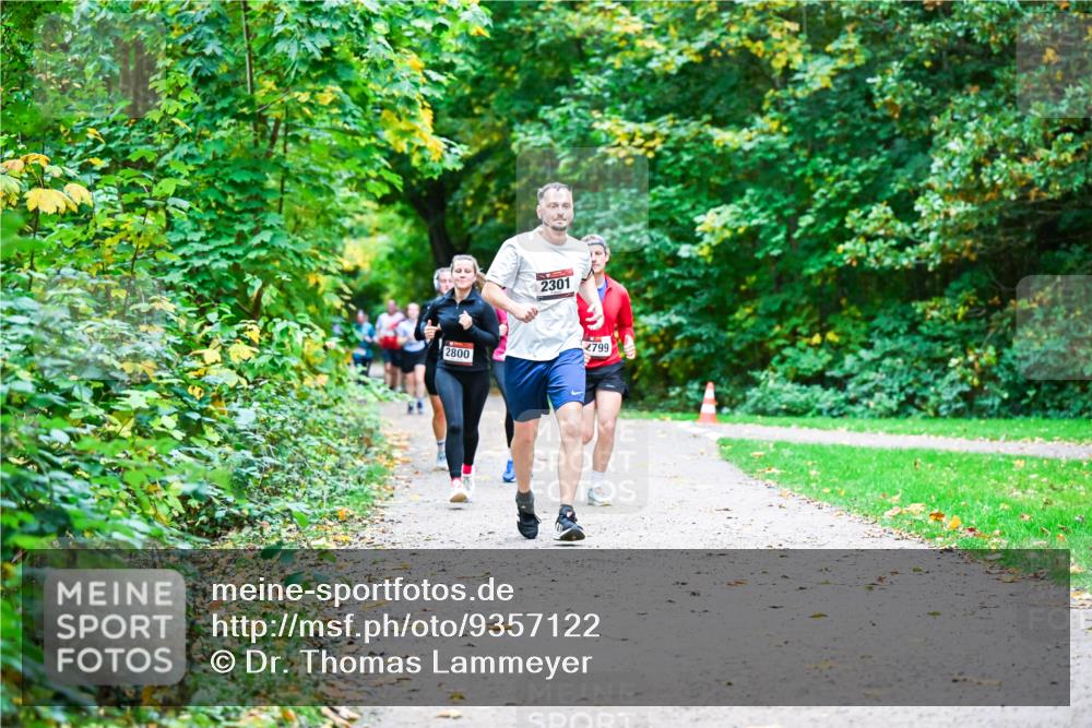 12.10.2025 - Bramfelder Halbmarathon 2025 Dr. Thomas Lammeyer http://msf.ph/oto/9357122 12.10.2025 10:59:49 Laufen 2301, 2800, 2799 meine-sportfotos.de