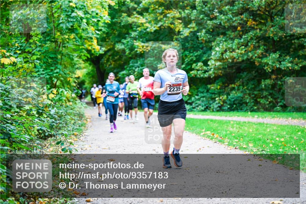 12.10.2025 - Bramfelder Halbmarathon 2025 Dr. Thomas Lammeyer http://msf.ph/oto/9357183 12.10.2025 11:00:00 Laufen 2217, 2235 meine-sportfotos.de