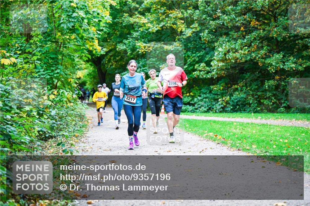 12.10.2025 - Bramfelder Halbmarathon 2025 Dr. Thomas Lammeyer http://msf.ph/oto/9357196 12.10.2025 11:00:02 Laufen 3000, 2594, 2217, 2208 meine-sportfotos.de