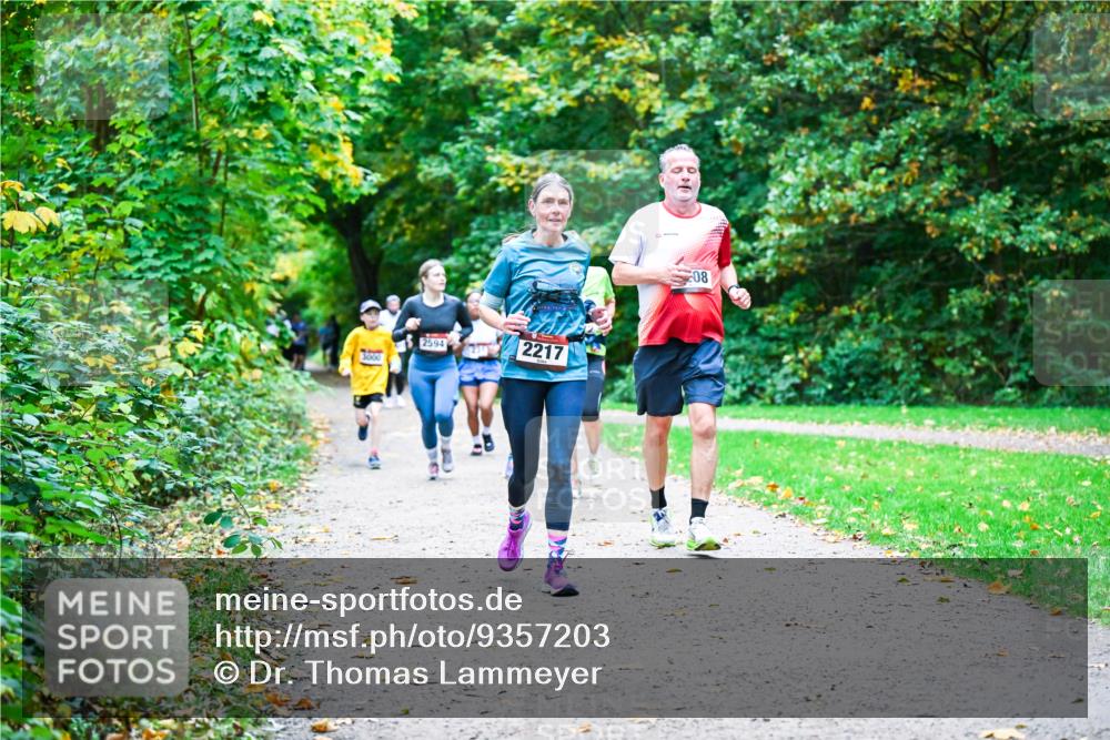12.10.2025 - Bramfelder Halbmarathon 2025 Dr. Thomas Lammeyer http://msf.ph/oto/9357203 12.10.2025 11:00:03 Laufen 3860, 2594, 2217, 08 meine-sportfotos.de