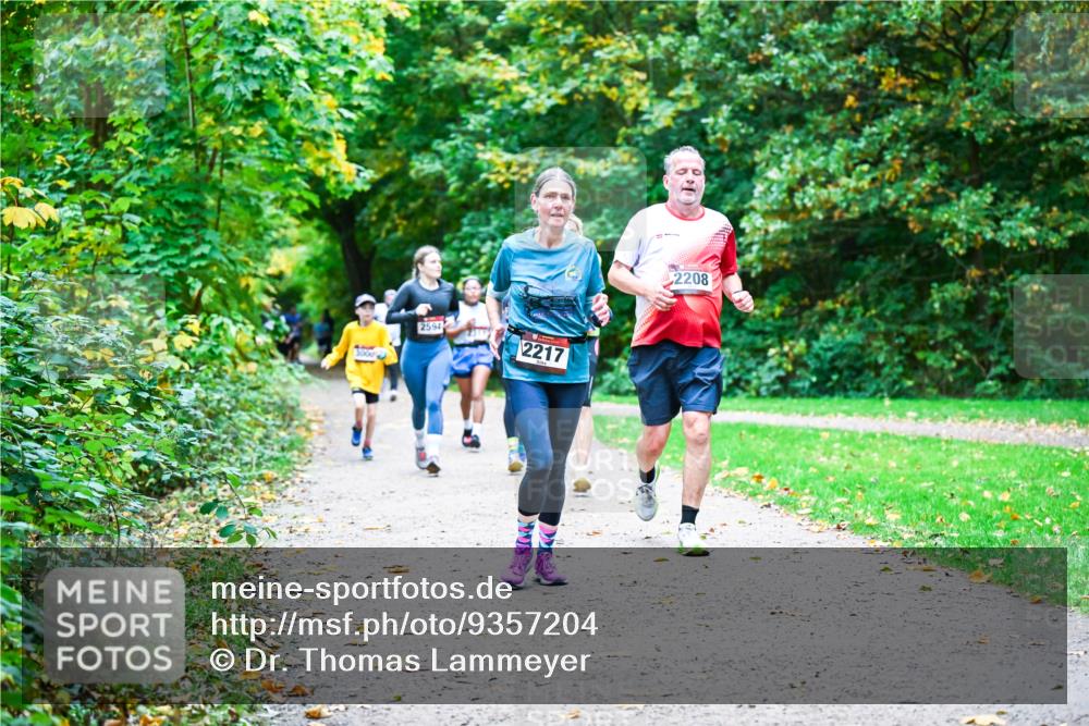 12.10.2025 - Bramfelder Halbmarathon 2025 Dr. Thomas Lammeyer http://msf.ph/oto/9357204 12.10.2025 11:00:03 Laufen 2594, 2217, 2208 meine-sportfotos.de
