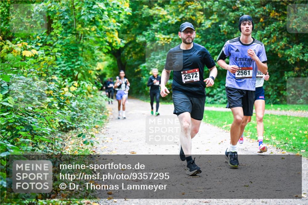 12.10.2025 - Bramfelder Halbmarathon 2025 Dr. Thomas Lammeyer http://msf.ph/oto/9357295 12.10.2025 11:00:21 Laufen 2572, 2561, 985 meine-sportfotos.de