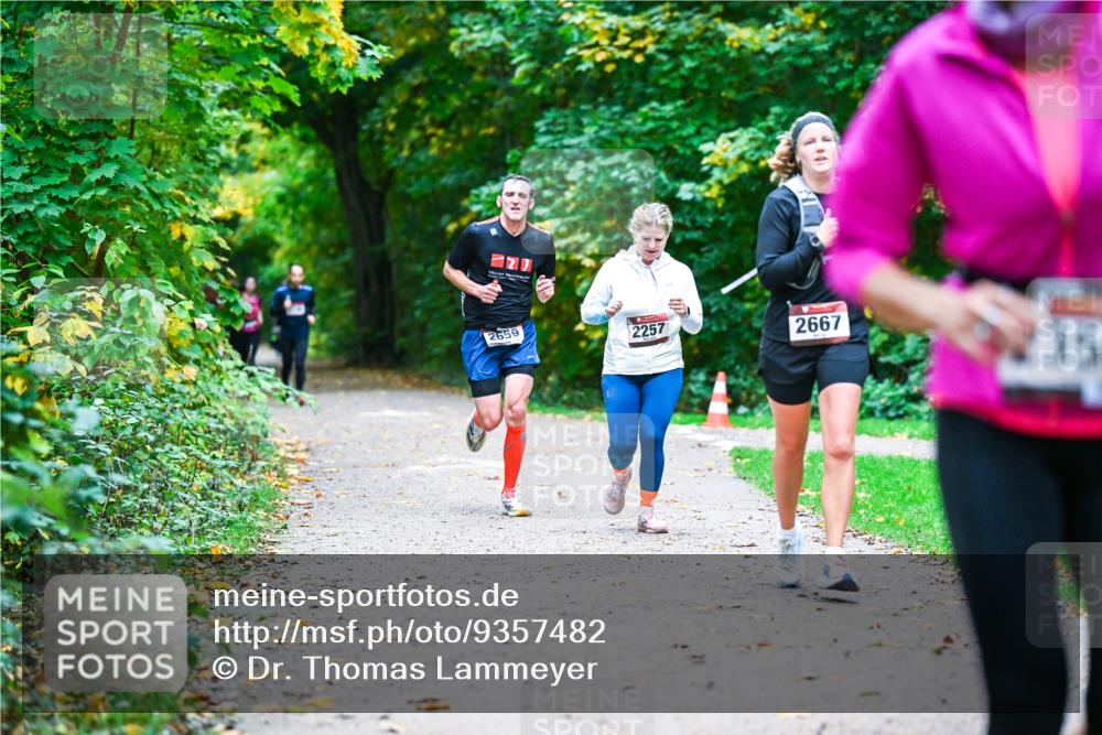 12.10.2025 - Bramfelder Halbmarathon 2025 Dr. Thomas Lammeyer http://msf.ph/oto/9357482 12.10.2025 11:01:10 Laufen 2659, 2257, 2667, 35 meine-sportfotos.de