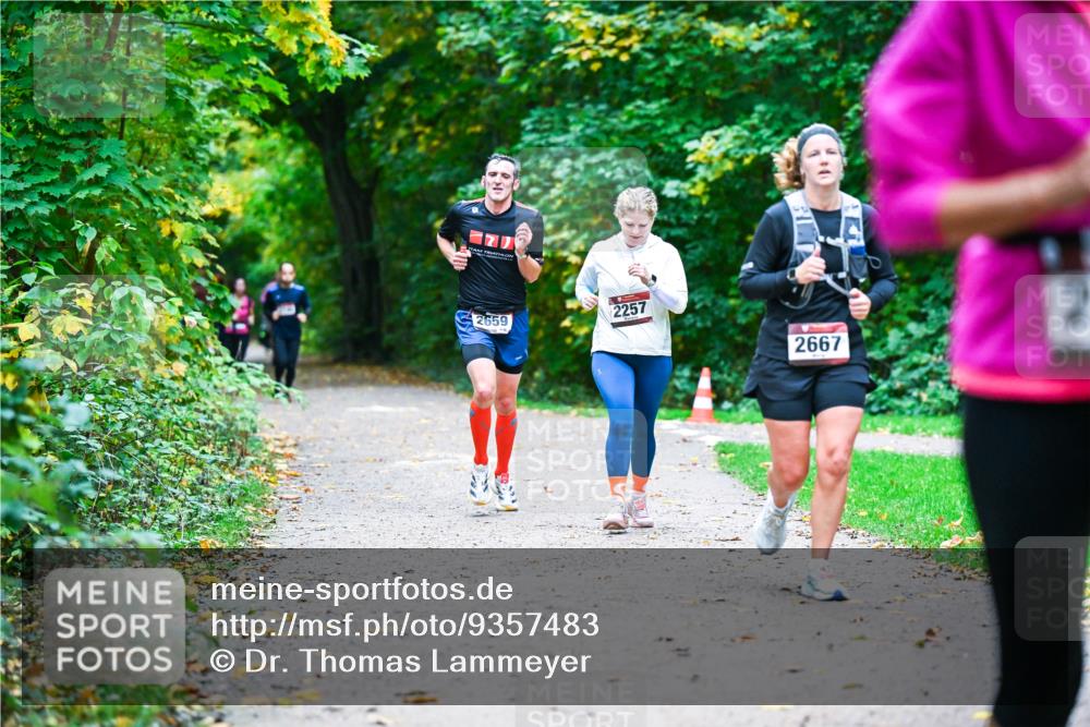 12.10.2025 - Bramfelder Halbmarathon 2025 Dr. Thomas Lammeyer http://msf.ph/oto/9357483 12.10.2025 11:01:10 Laufen 2659, 2257, 2667 meine-sportfotos.de