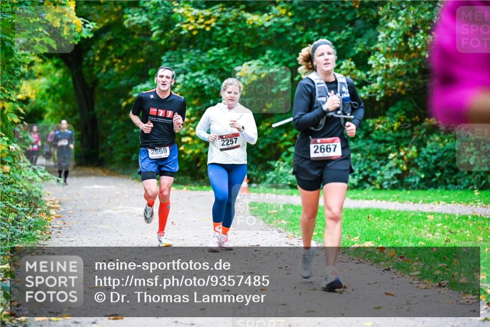 12.10.2025 - Bramfelder Halbmarathon 2025 Dr. Thomas Lammeyer http://msf.ph/oto/9357485 12.10.2025 11:01:11 Laufen 2659, 2257, 2667 meine-sportfotos.de