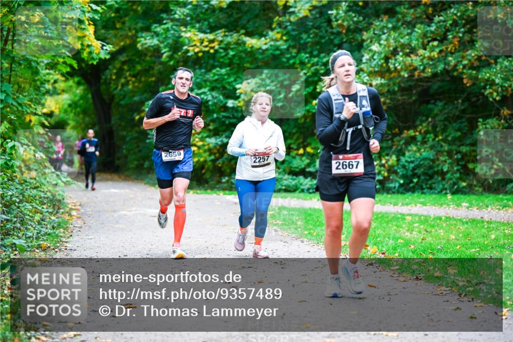 12.10.2025 - Bramfelder Halbmarathon 2025 Dr. Thomas Lammeyer http://msf.ph/oto/9357489 12.10.2025 11:01:11 Laufen 2659, 2257, 2667 meine-sportfotos.de