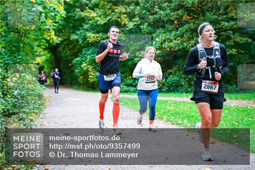 12.10.2025 - Bramfelder Halbmarathon 2025 Dr. Thomas Lammeyer http://msf.ph/oto/9357499 12.10.2025 11:01:13 Laufen 2659, 2257, 2667 meine-sportfotos.de